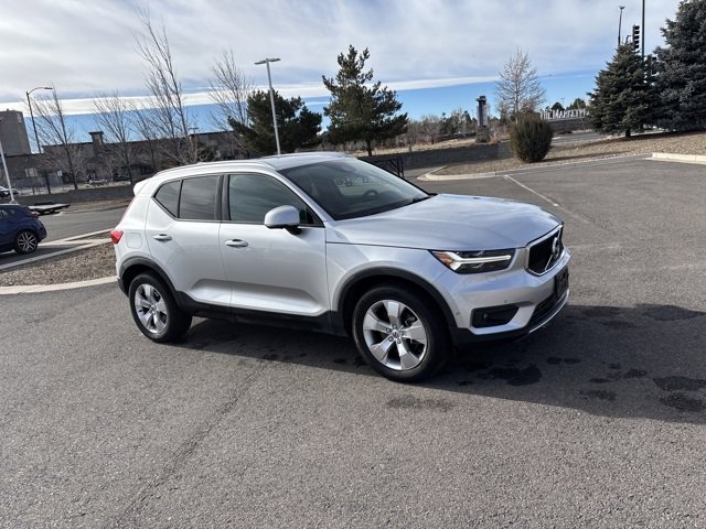 Used 2019 Volvo XC40 T5 Momentum image 1