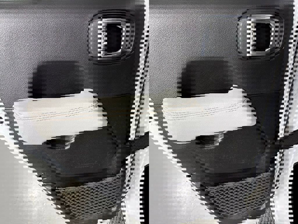 Used 2023 Jeep Wrangler Unlimited Sahara image 34