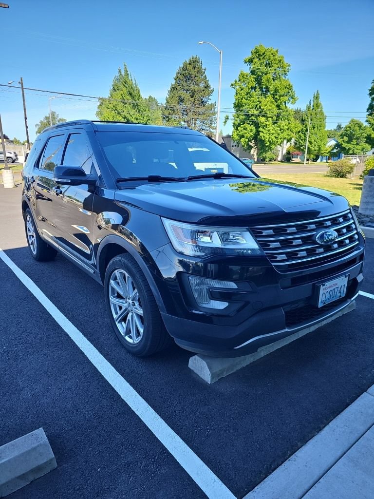Used 2017 Ford Explorer XLT w/ Class II Trailer Tow Package AWD/4WD image 3