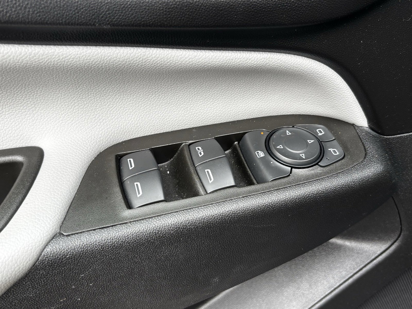 Used 2023 Chevrolet Equinox LT w/ Driver Convenience Package image 18