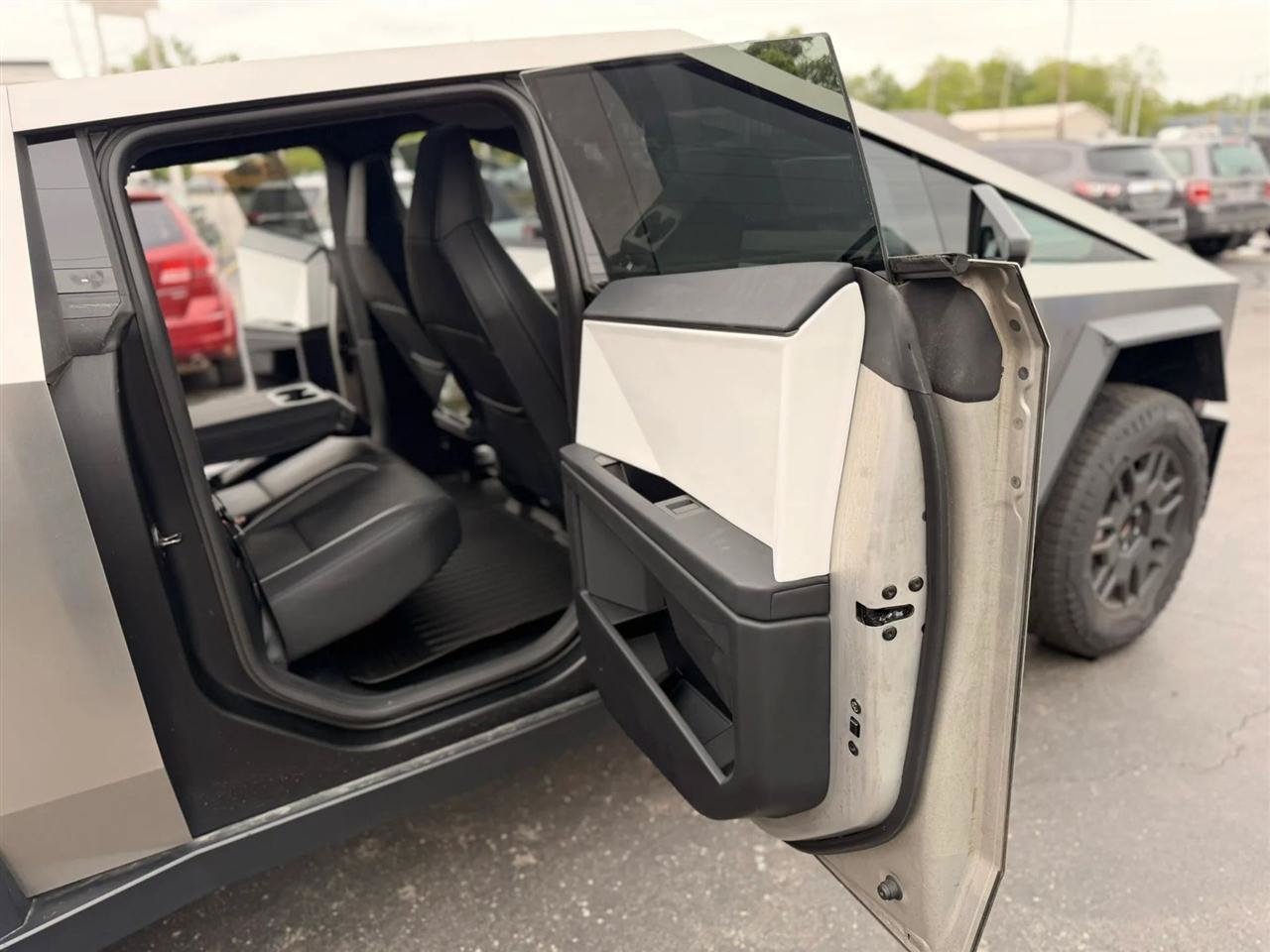 Used 2024 Tesla Cybertruck AWD Crew Cab image 36