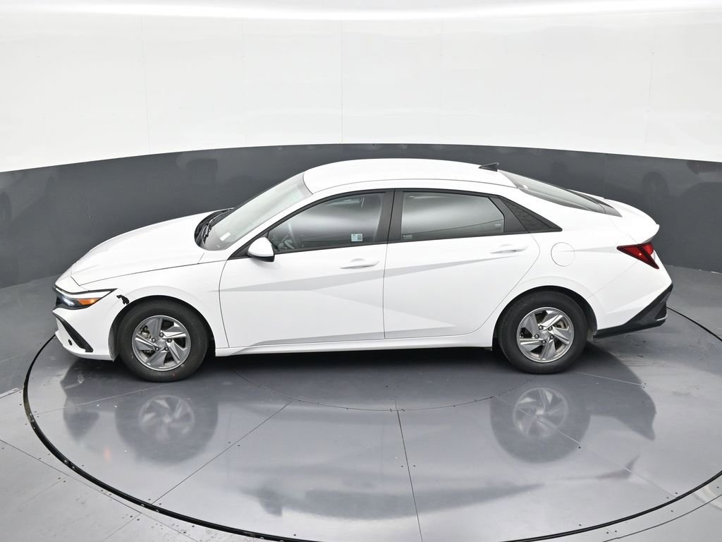 Used 2024 Hyundai Elantra SE FWD image 13