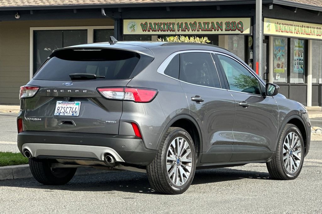 Used 2021 Ford Escape Titanium image 3