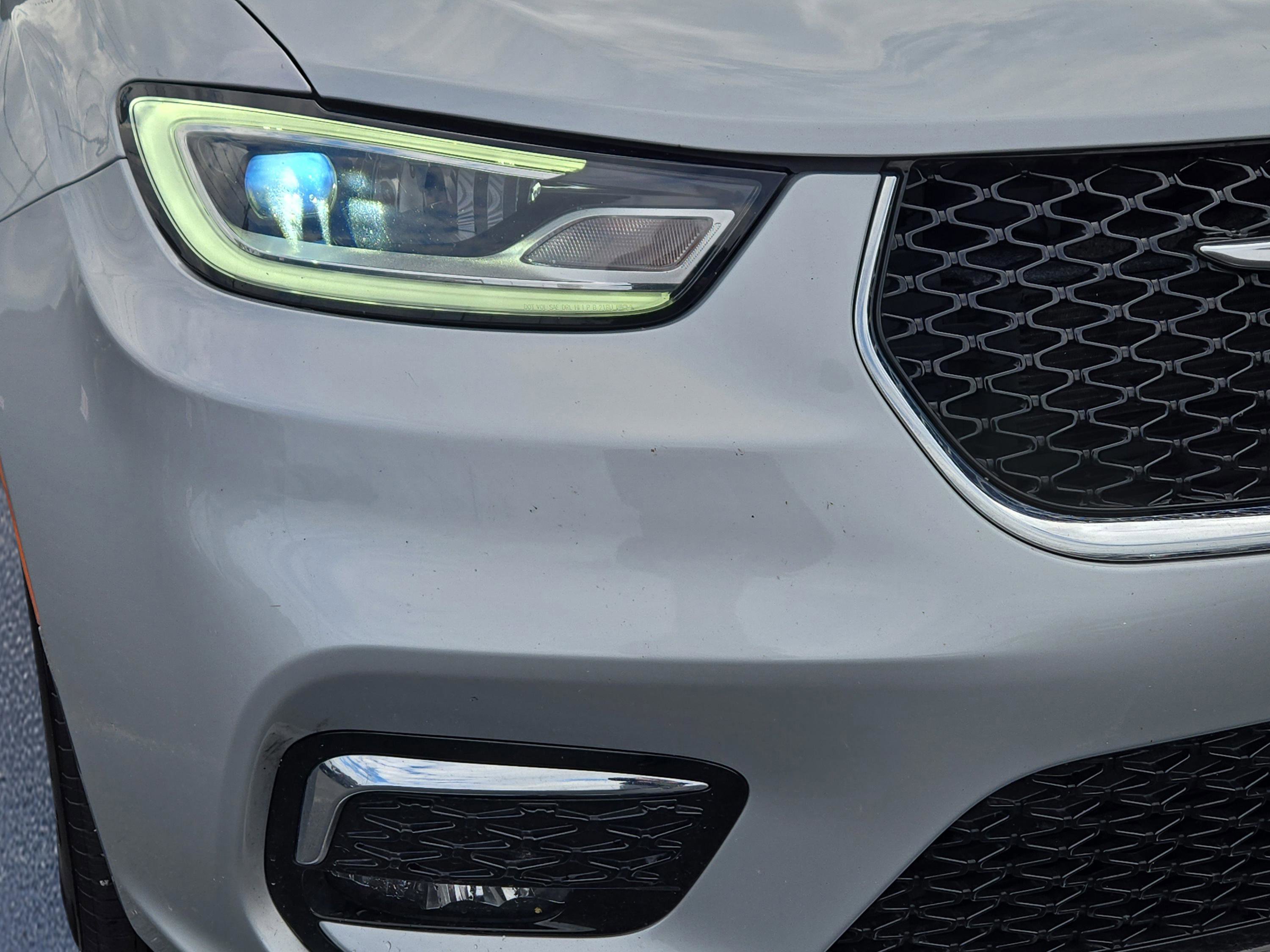 Used 2024 Chrysler Pacifica Limited image 3