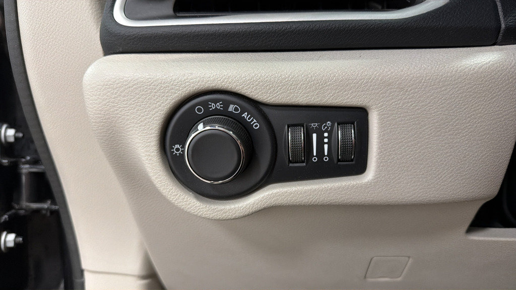 Used 2023 Chrysler Voyager LX FWD image 19