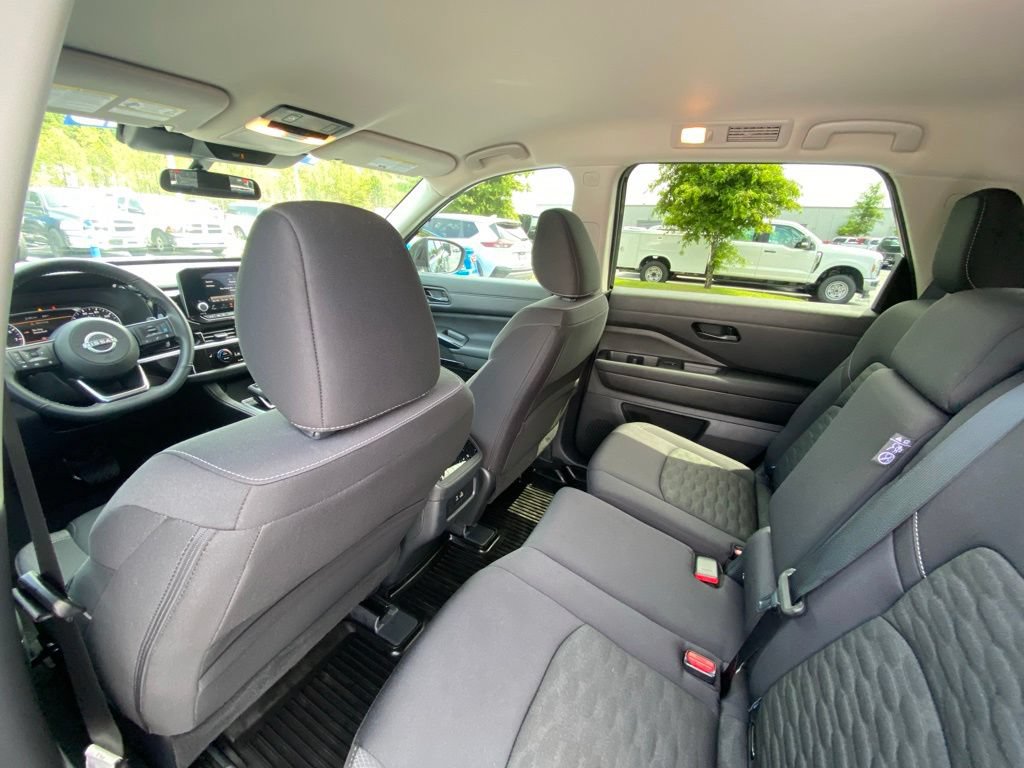 Used 2025 Nissan Pathfinder SV FWD image 23