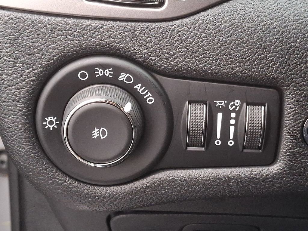 Used 2019 Jeep Cherokee Limited image 21