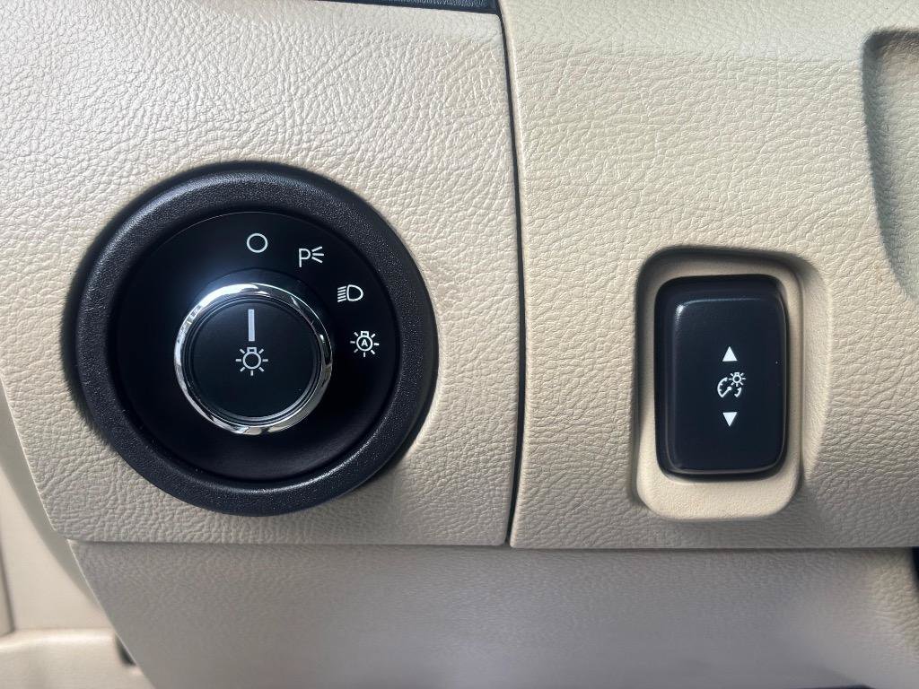 Used 2018 Ford Taurus SE FWD image 14