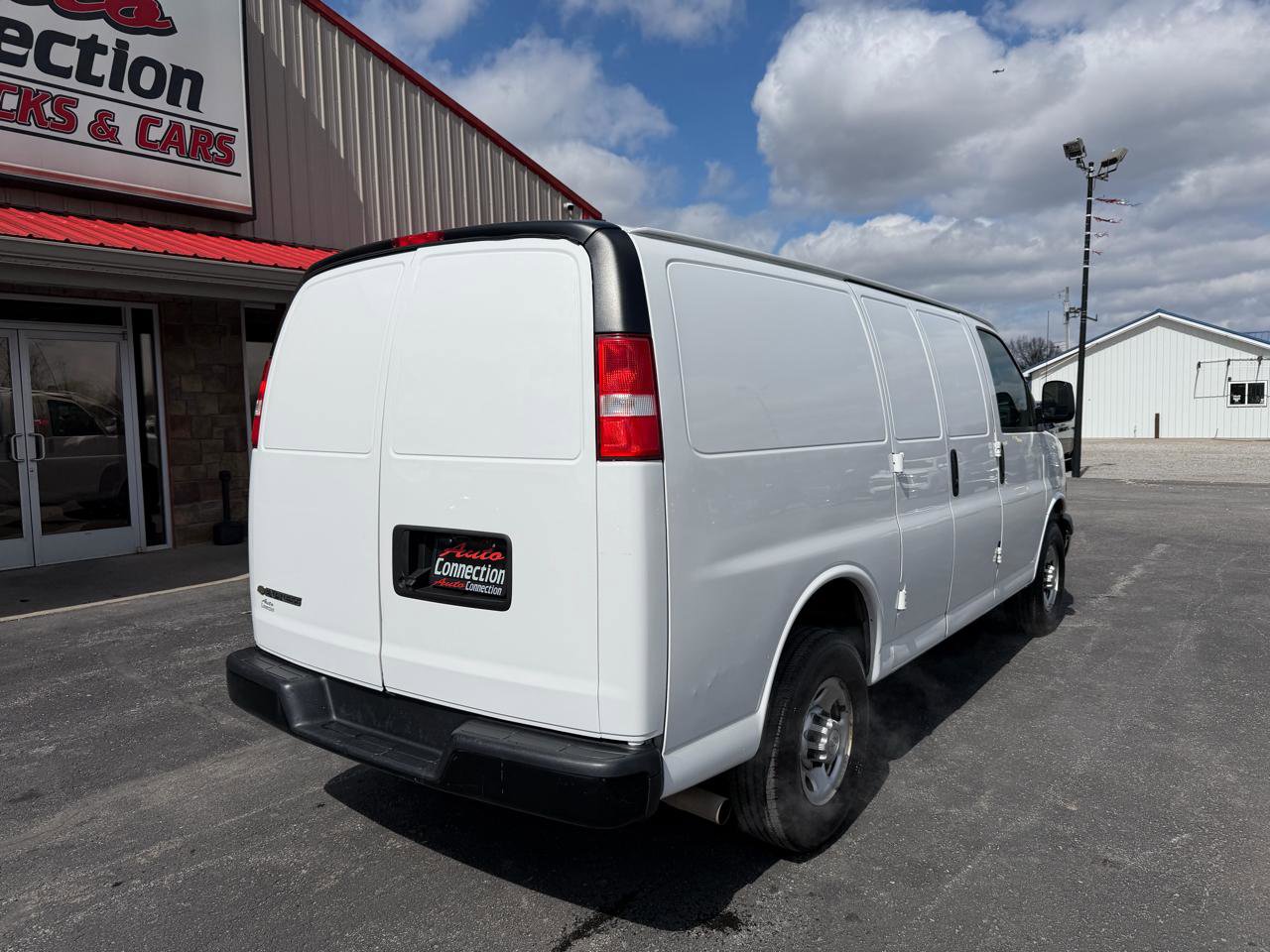 Used 2021 Chevrolet Express 2500 w/ Communications Package image 4