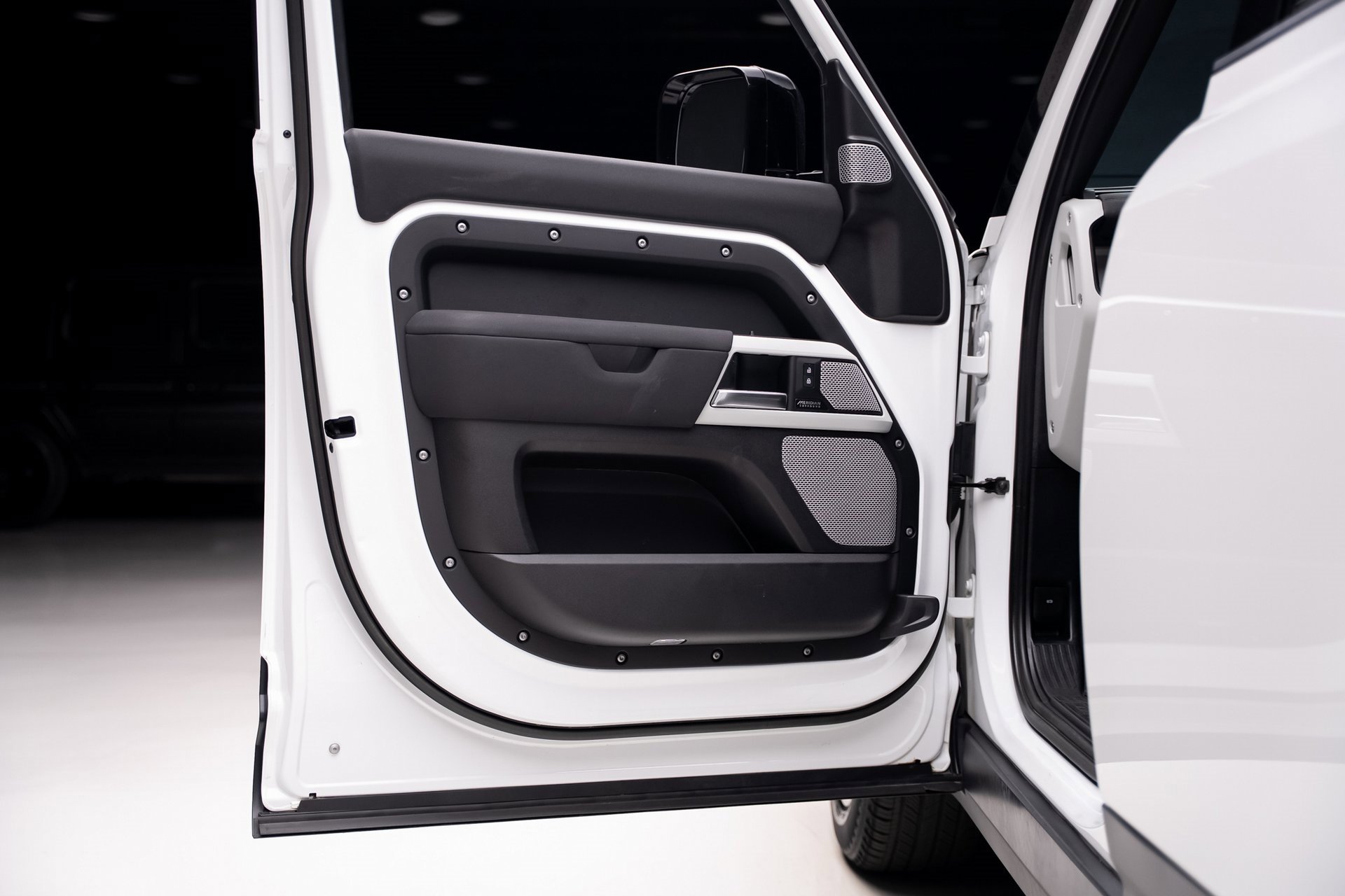 Used 2023 Land Rover Defender 130 SE image 55