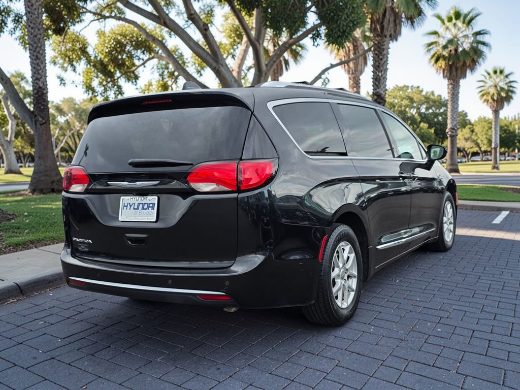 Used 2020 Chrysler Pacifica Touring-L image 5