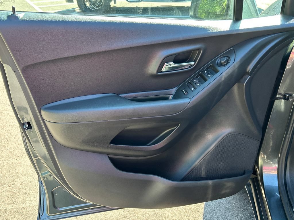 Used 2019 Chevrolet Trax LT w/ LT Convenience Package FWD image 17