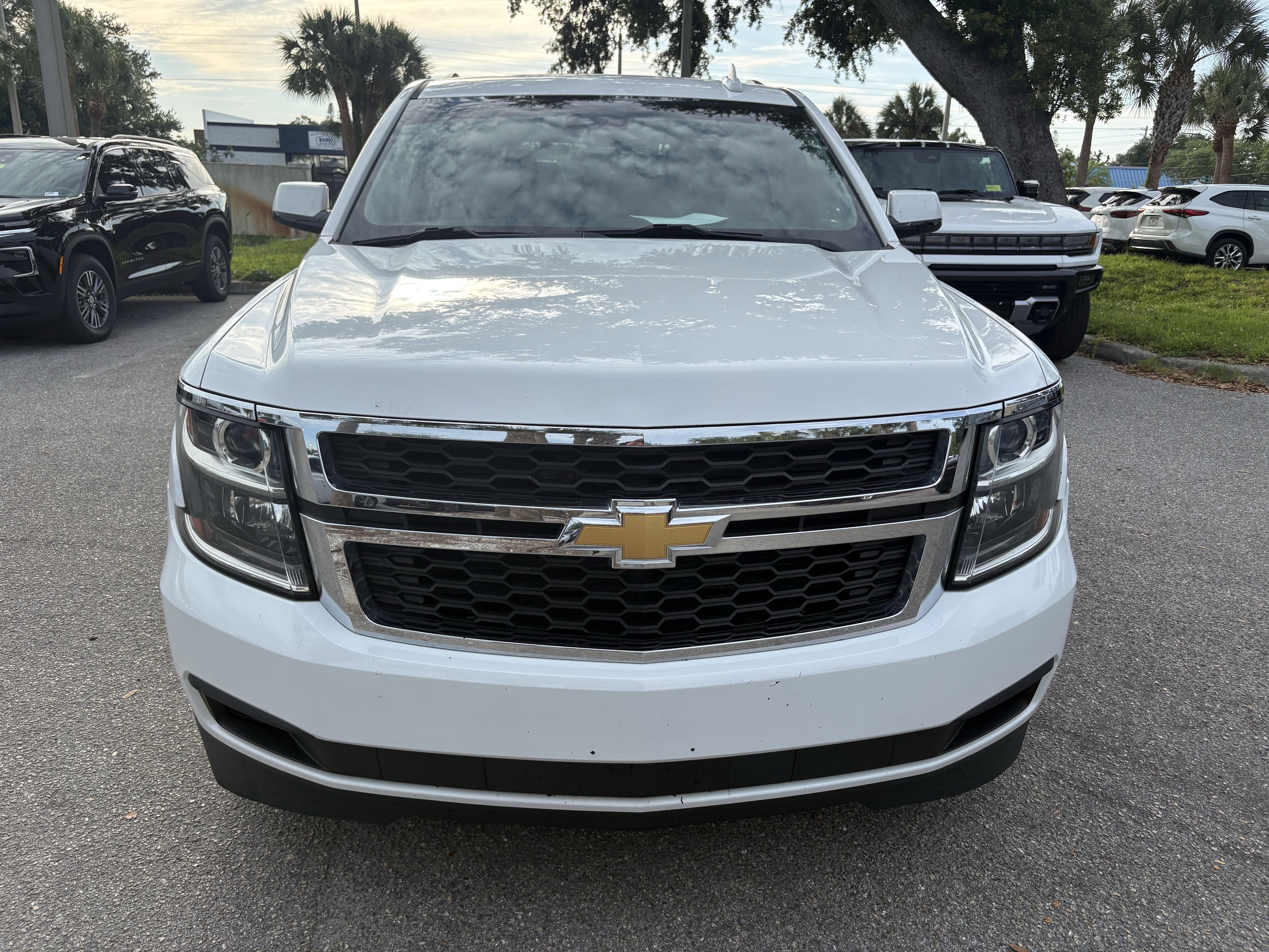 Used 2019 Chevrolet Suburban LT RWD image 2