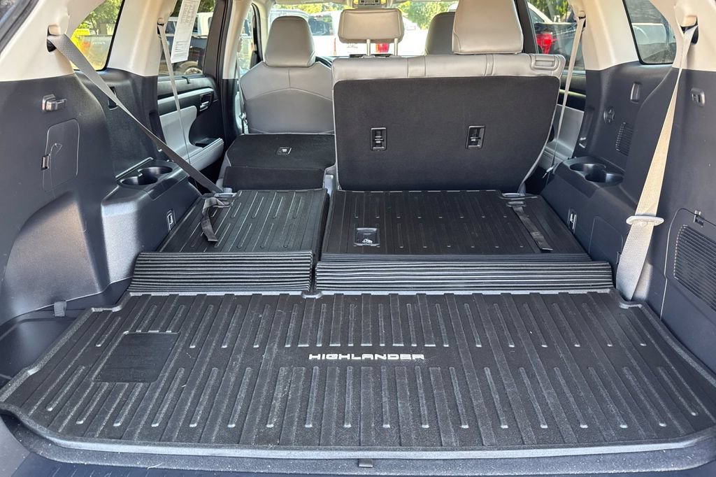 Used 2021 Toyota Highlander XLE AWD/4WD image 18