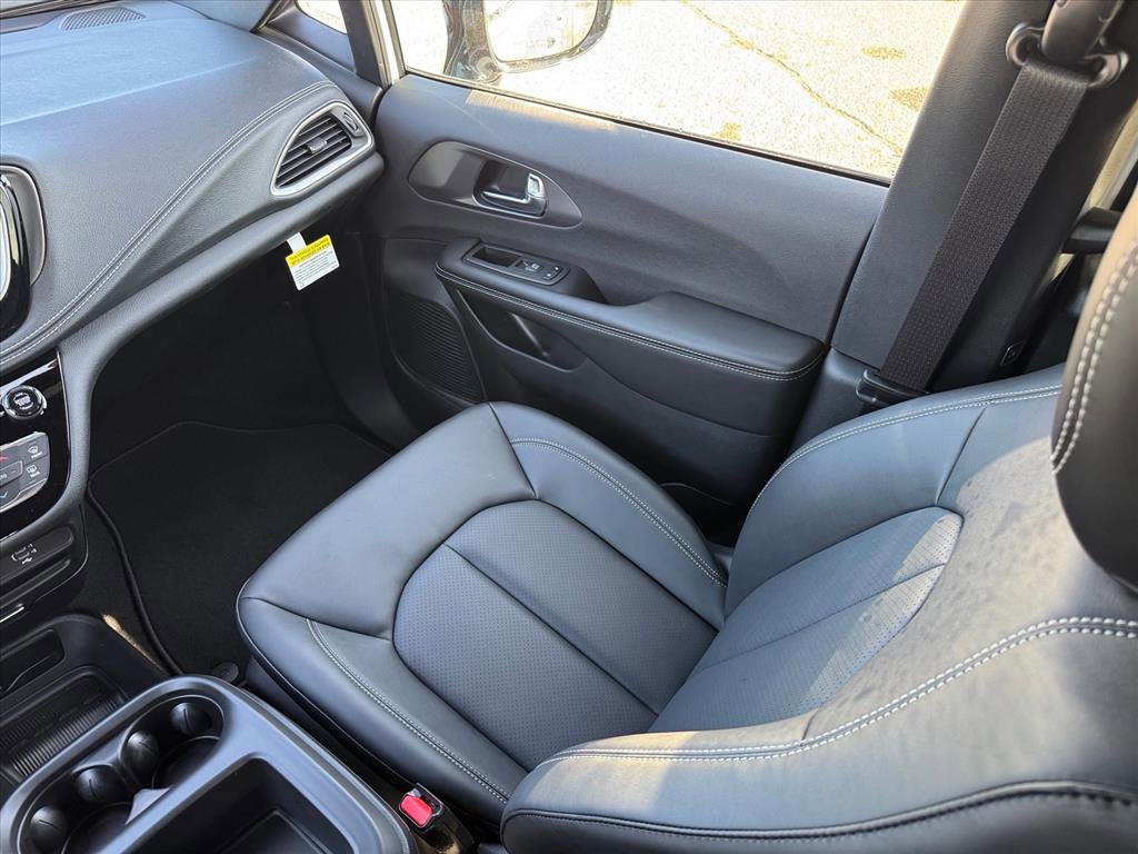 New 2026 Chrysler Pacifica Select AWD/4WD image 18