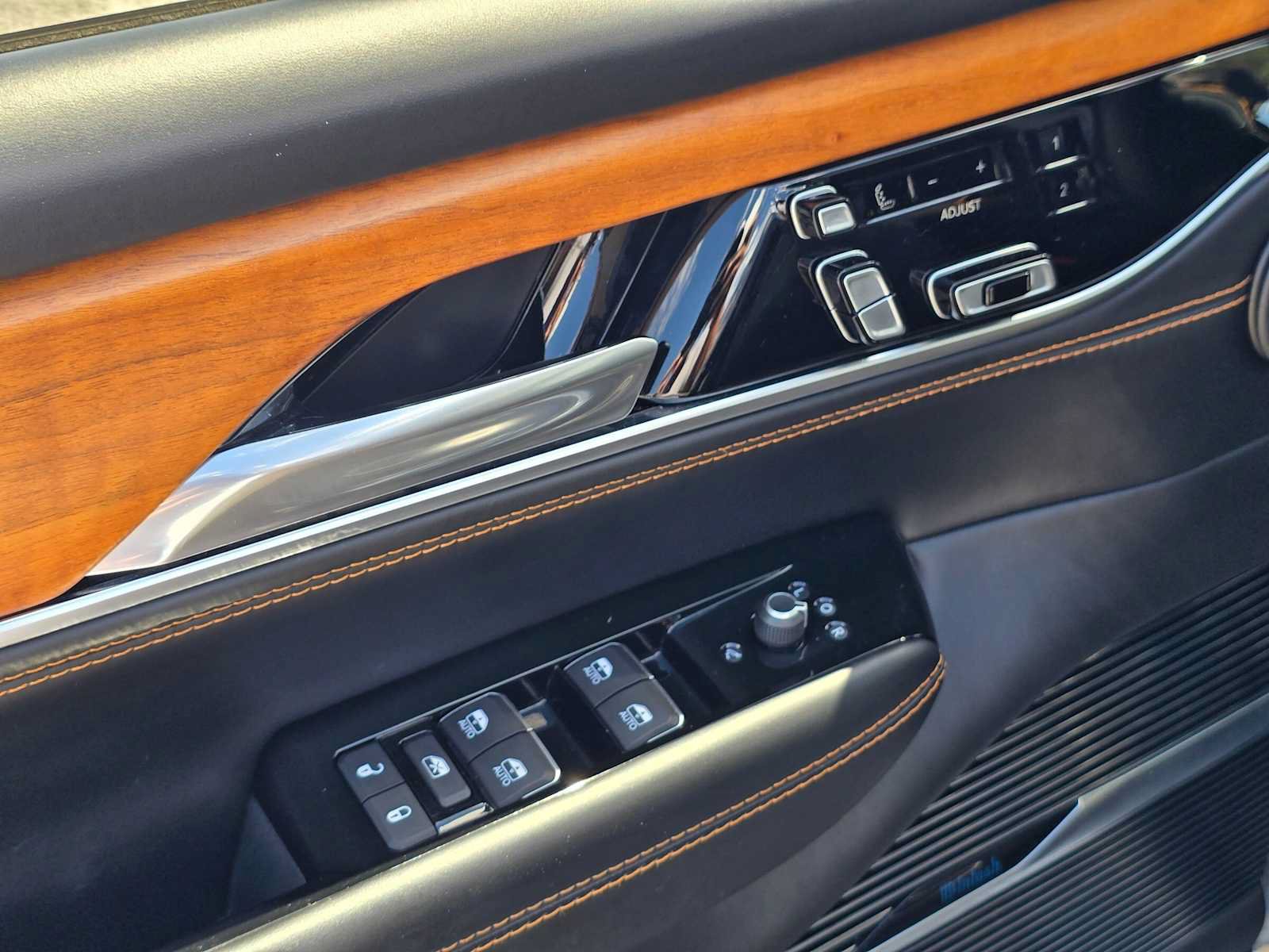 Used 2022 Jeep Grand Wagoneer Series III w/ Rear Seat Video Group 1 AWD/4WD image 25