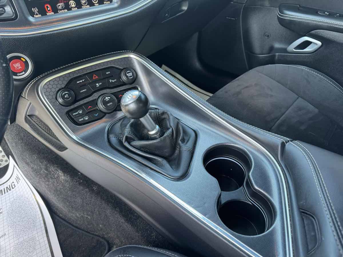 Used 2015 Dodge Challenger SRT image 24