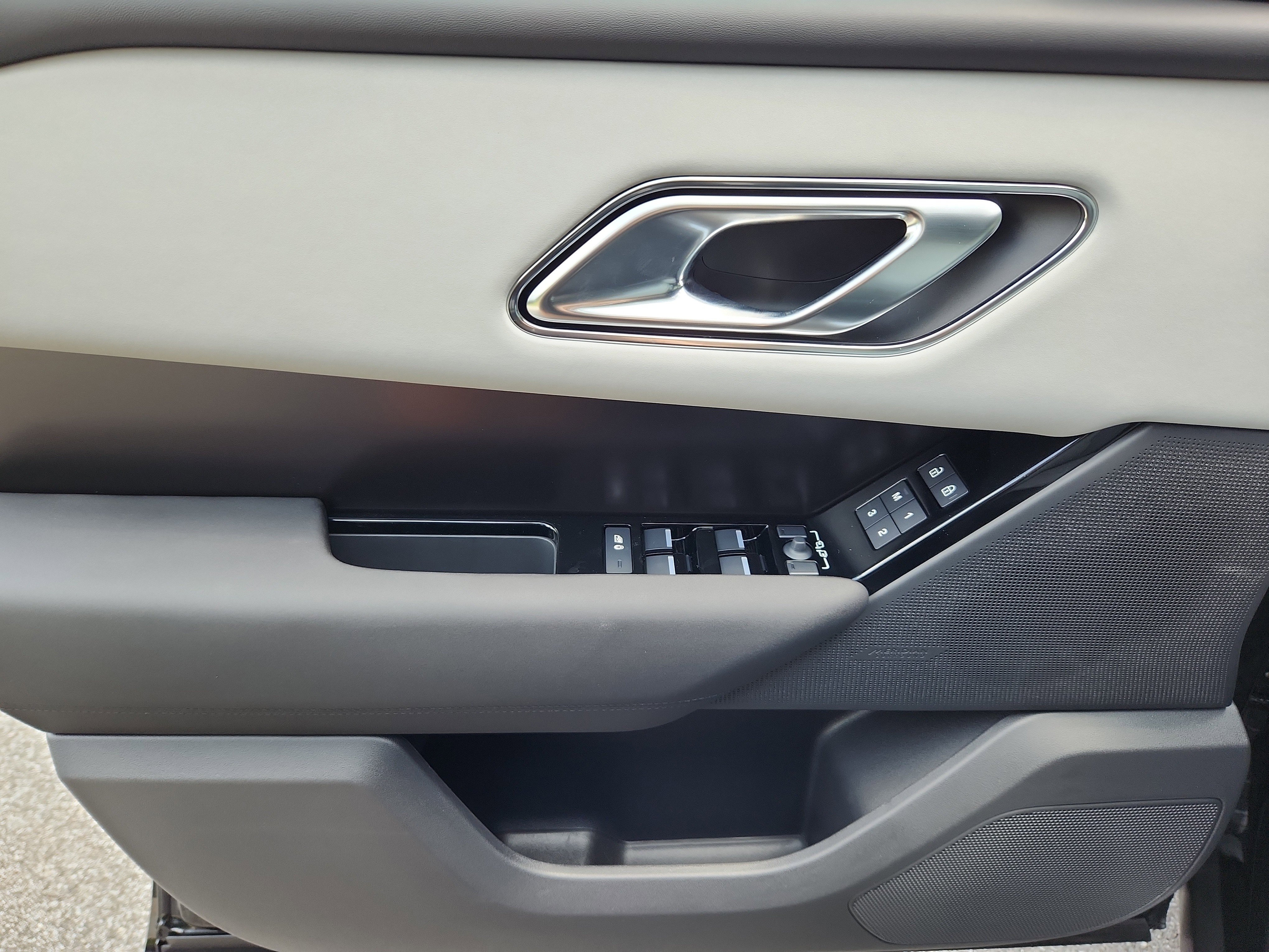 New 2026 Land Rover Range Rover Velar Dynamic SE image 24