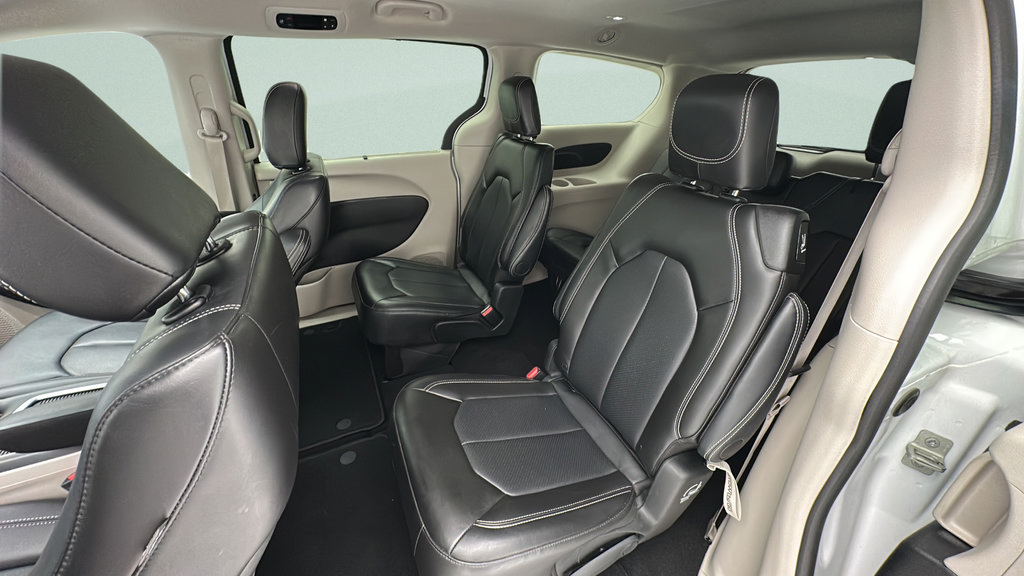 Used 2024 Chrysler Pacifica Touring-L FWD image 9