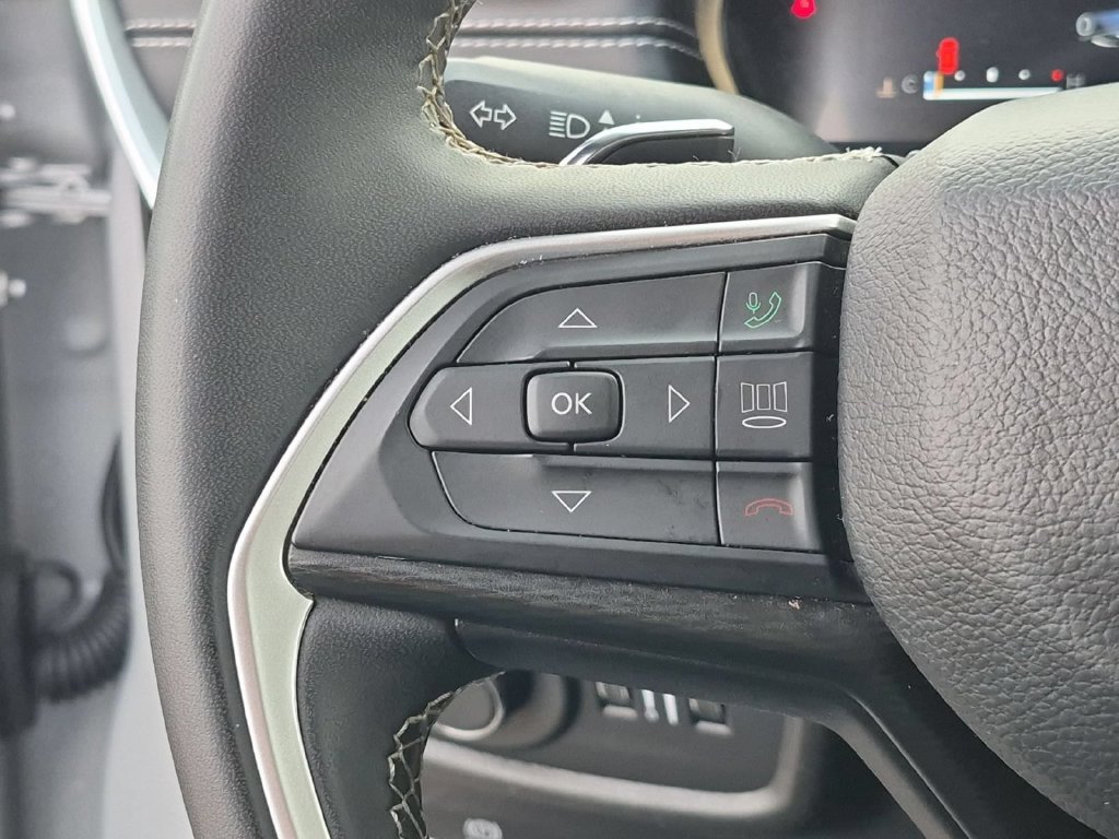 Used 2024 Jeep Grand Cherokee Laredo AWD/4WD image 19