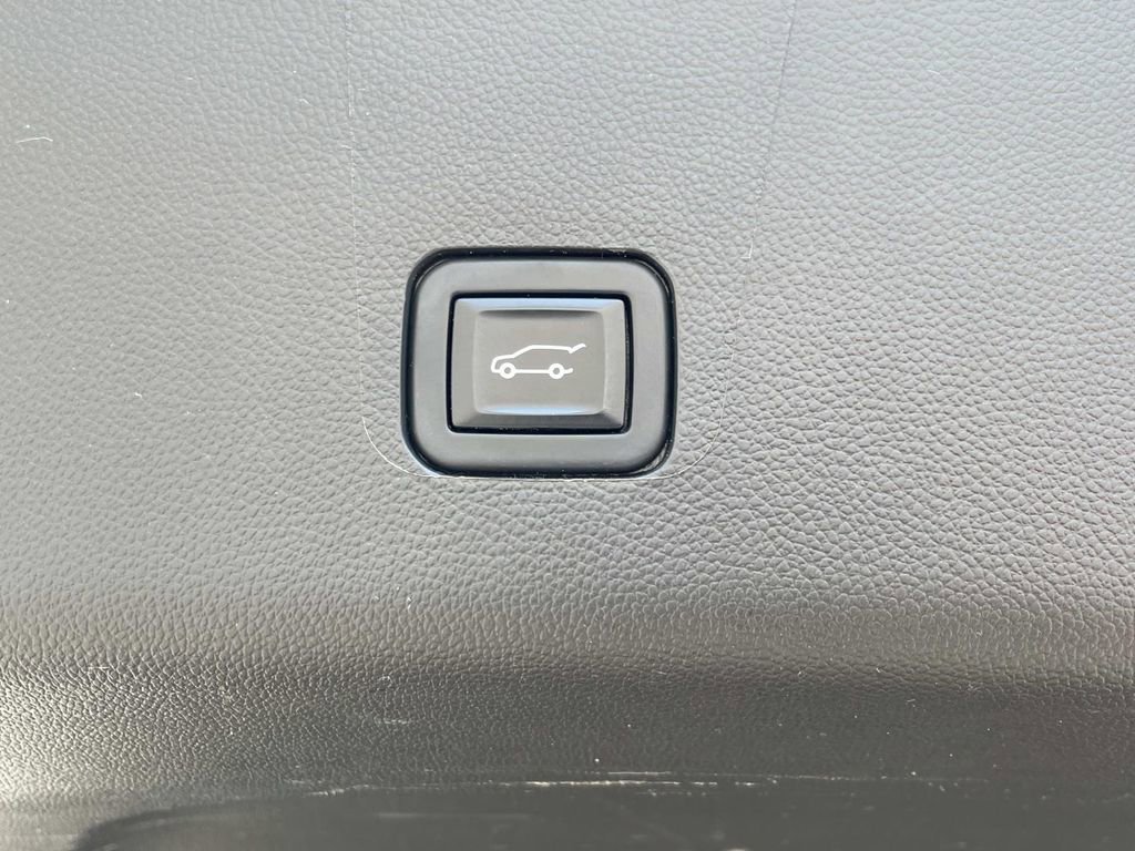 Used 2023 Chevrolet Traverse LT image 12