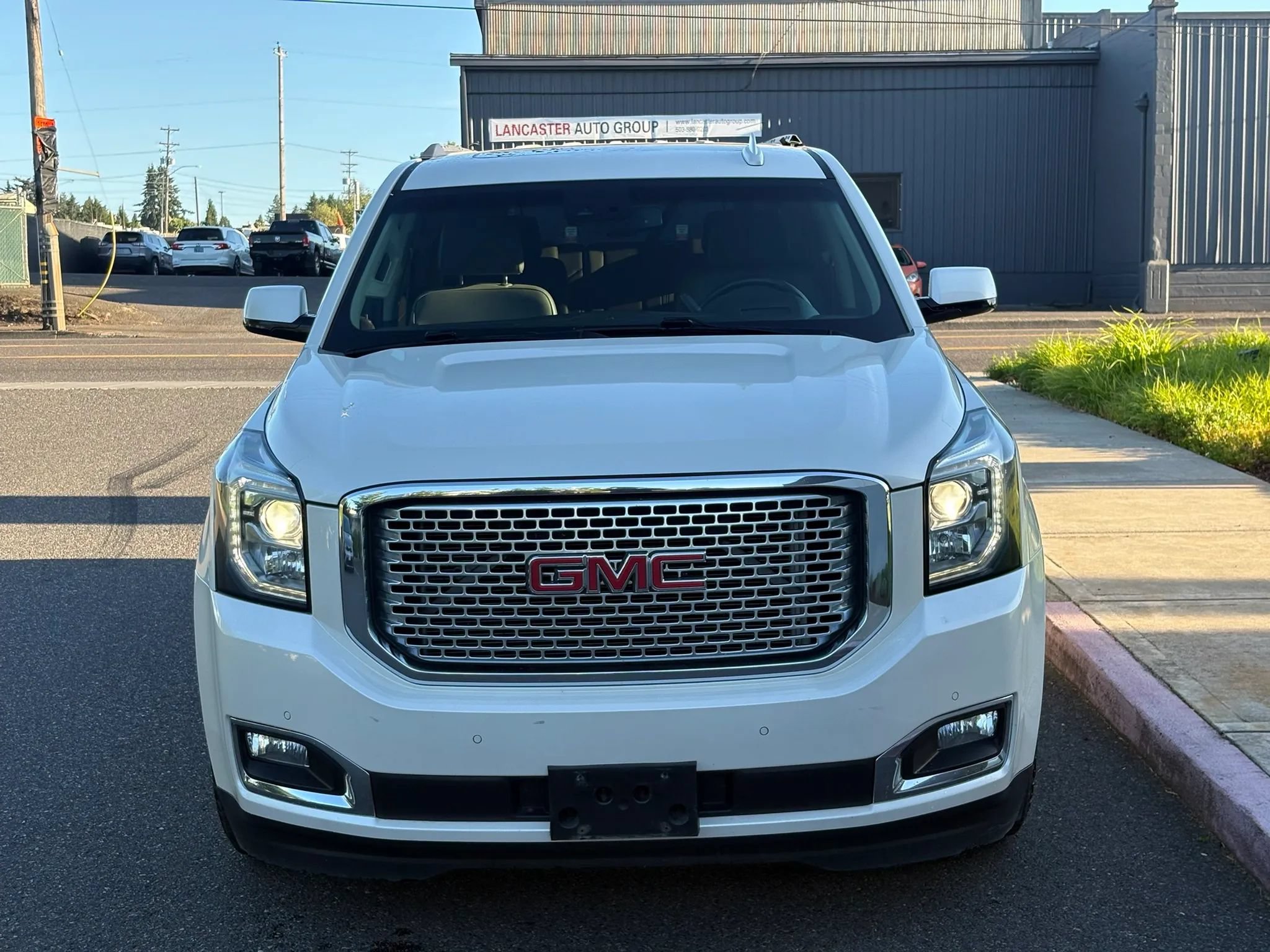 Used 2015 GMC Yukon Denali w/ Premium Package AWD/4WD image 6