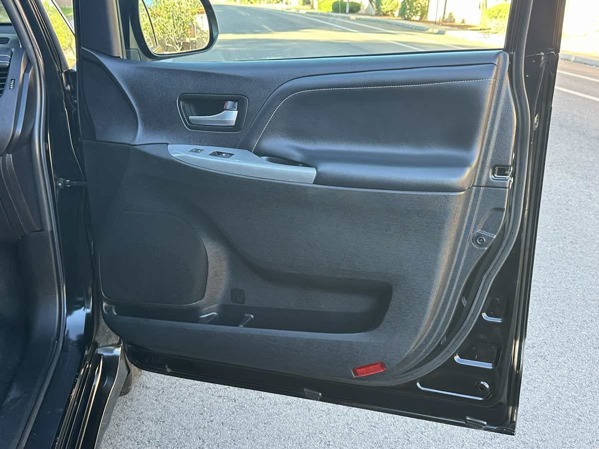 Used 2017 Toyota Sienna SE w/ SE Preferred Package FWD image 46