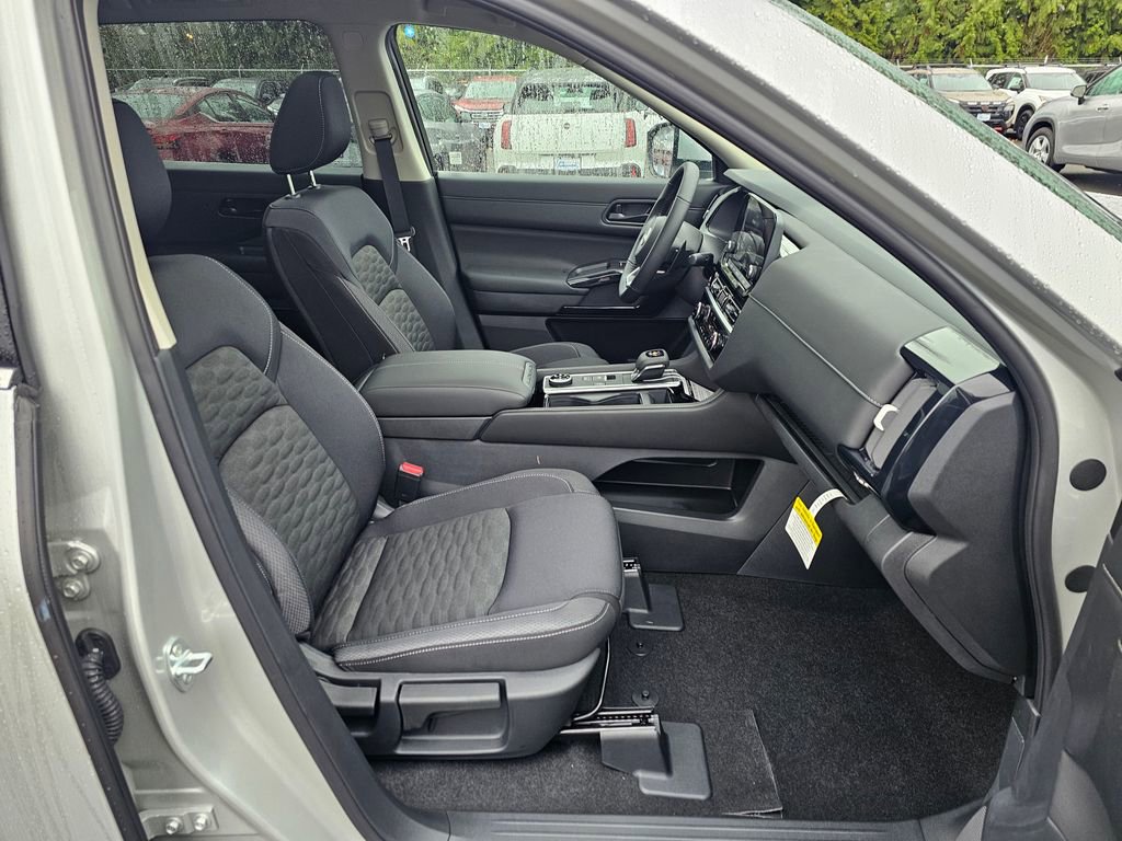 New 2025 Nissan Pathfinder SV w/ SV Premium Package image 31