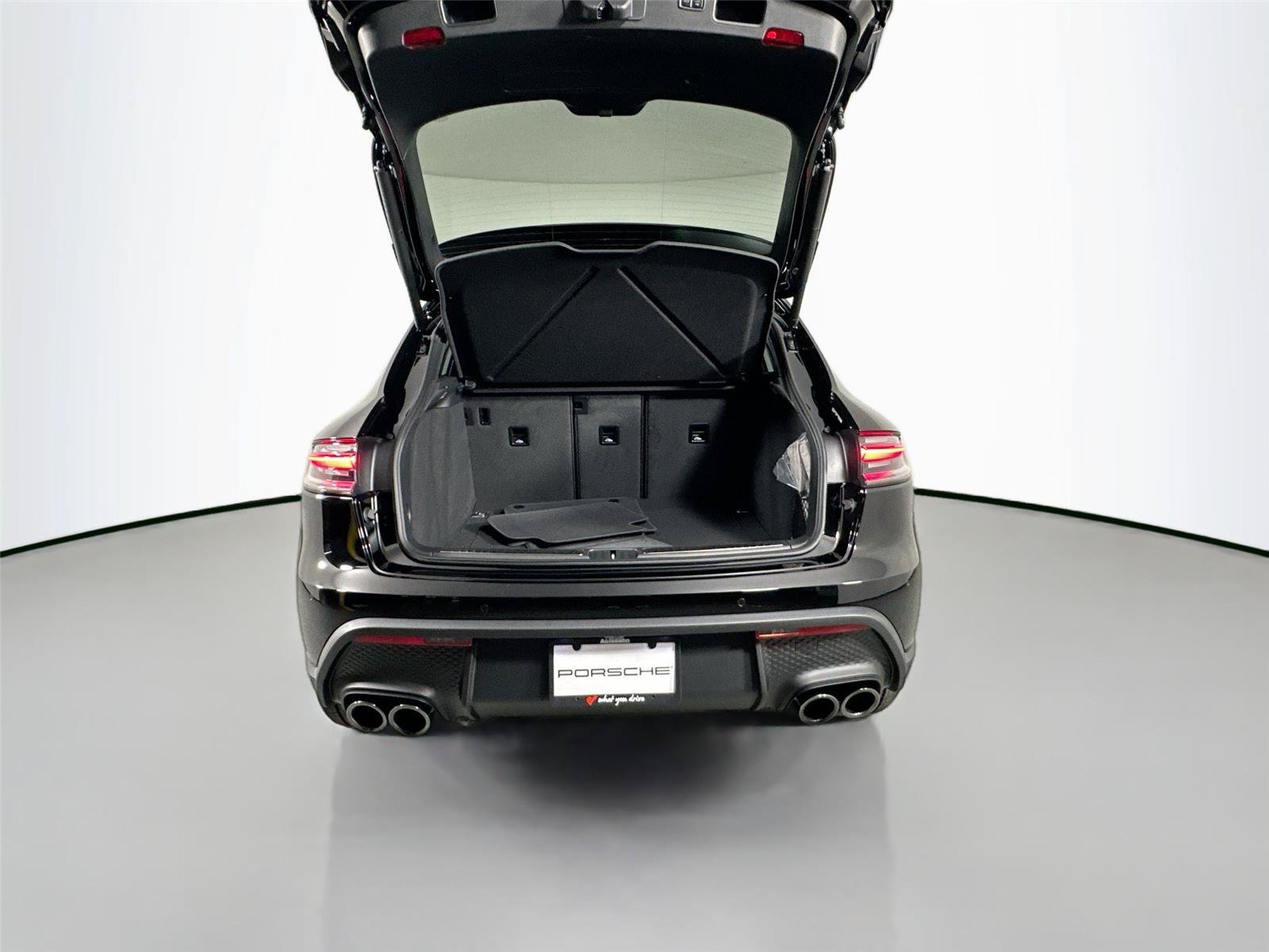 Certified 2026 Porsche Macan Turbo AWD/4WD image 36