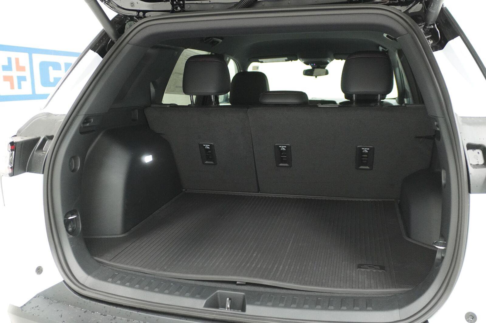 New 2027 Chevrolet Equinox RS w/ LPO, Floor Liner Package FWD image 32