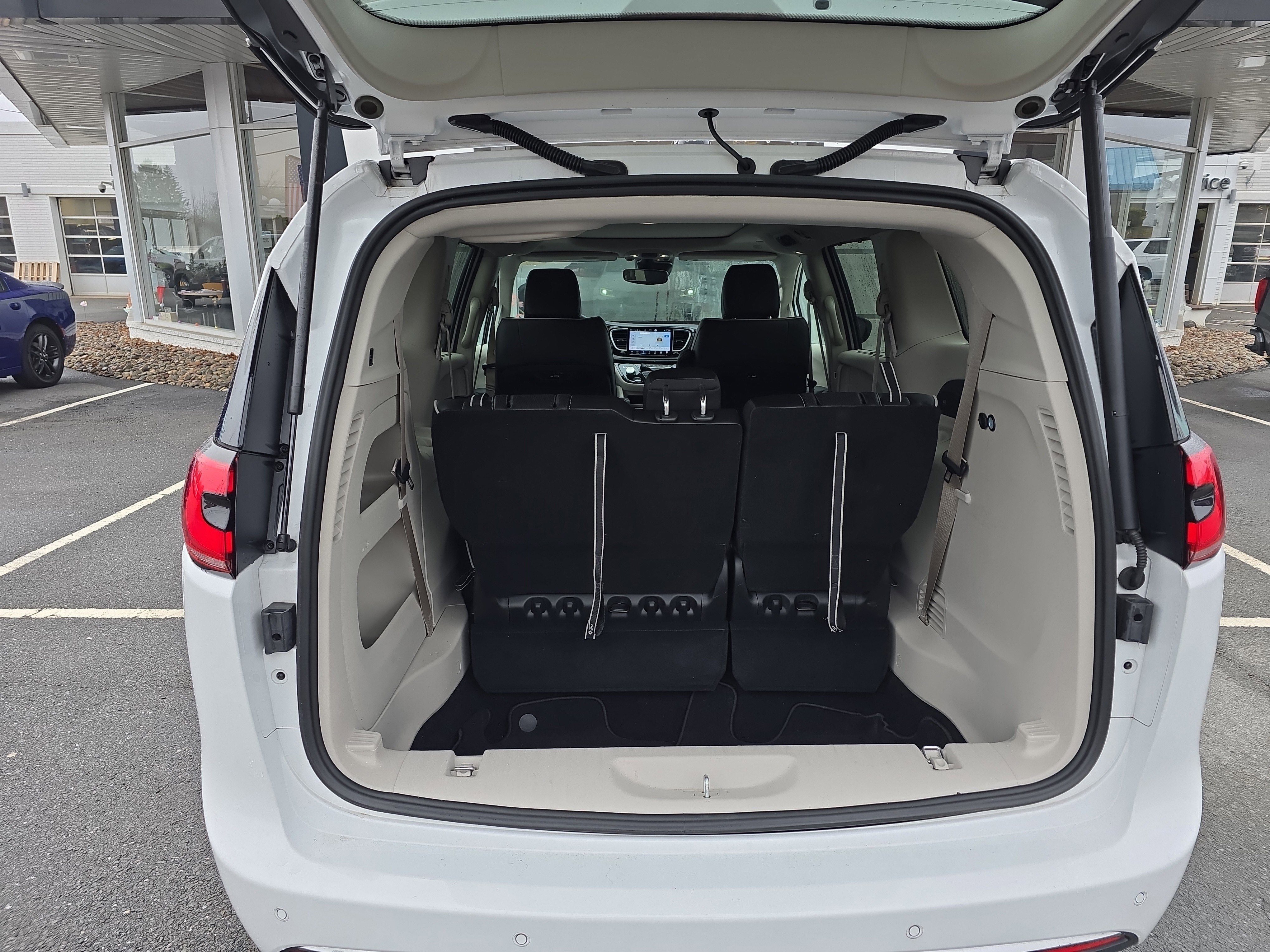 Used 2024 Chrysler Pacifica Limited image 6