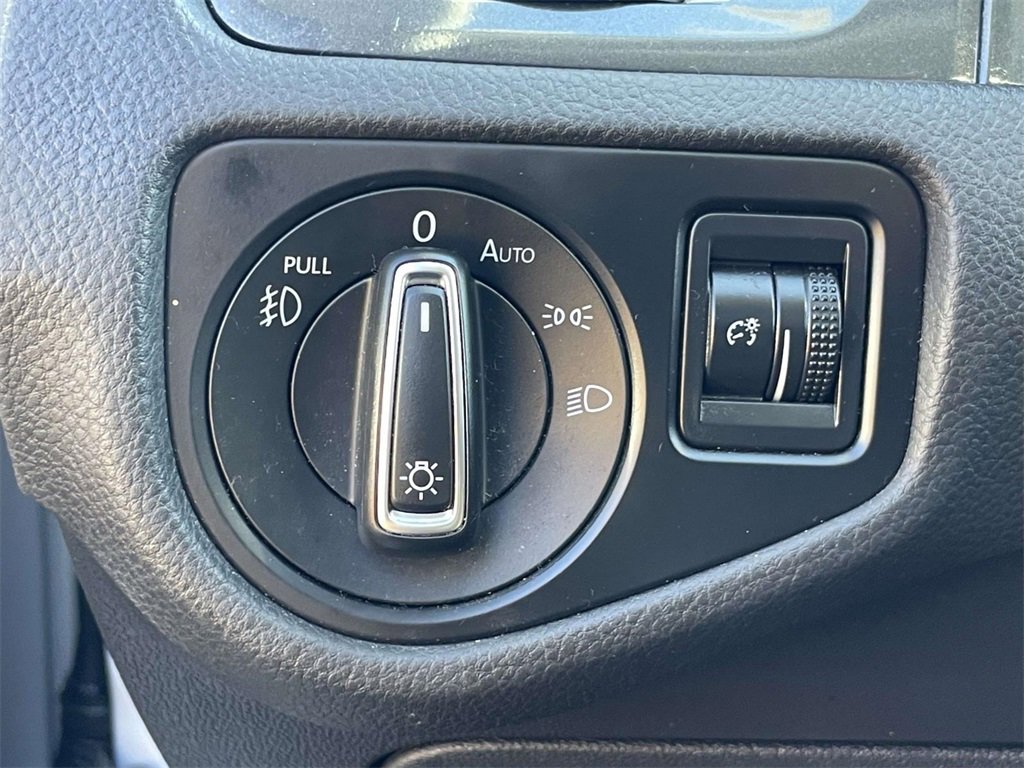 Used 2019 Volkswagen Golf SE image 14