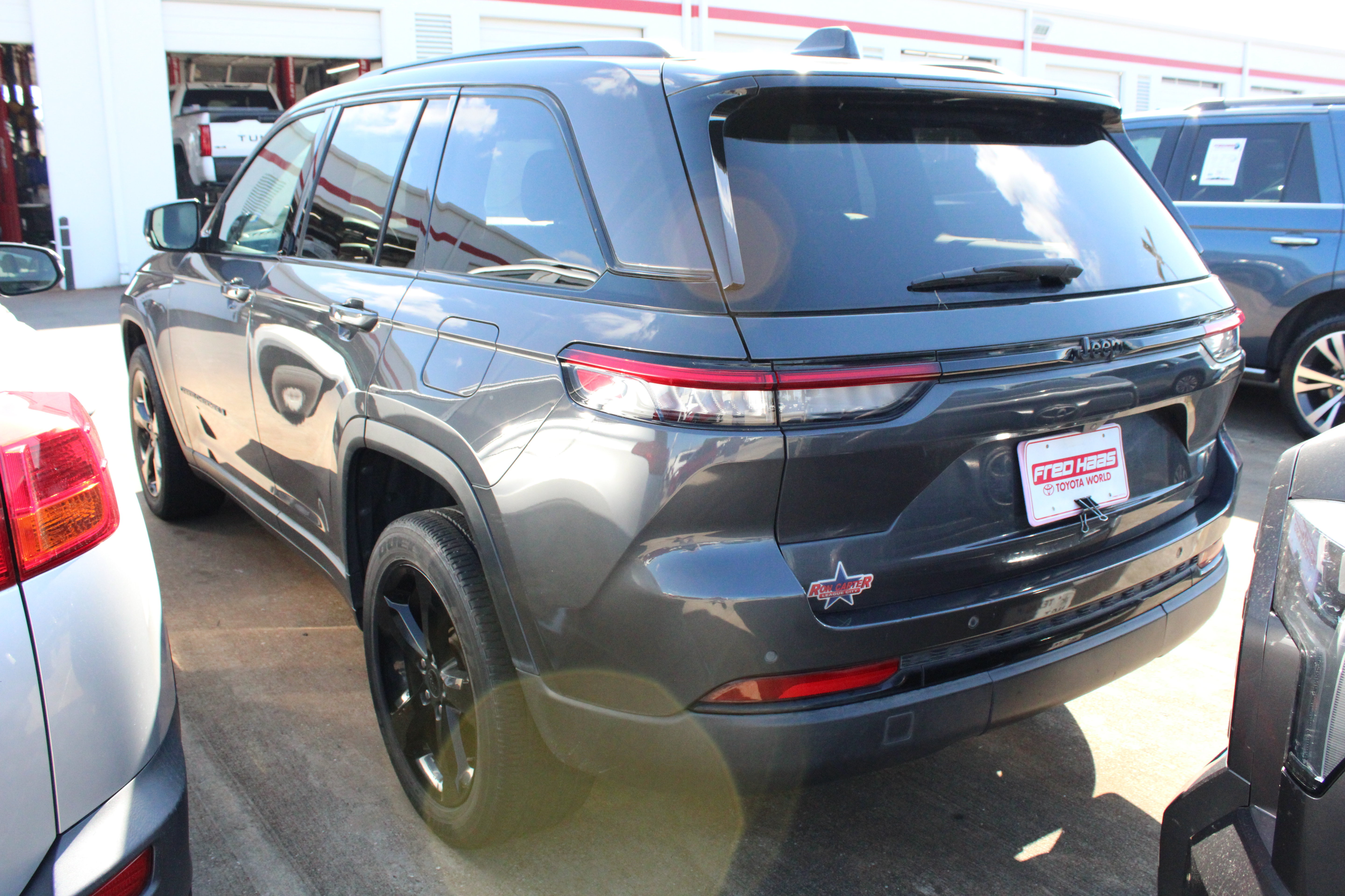 Used 2022 Jeep Grand Cherokee Altitude RWD image 8