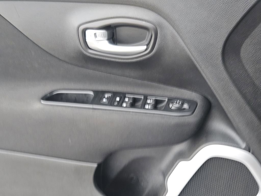 Used 2018 Jeep Renegade Latitude FWD image 18