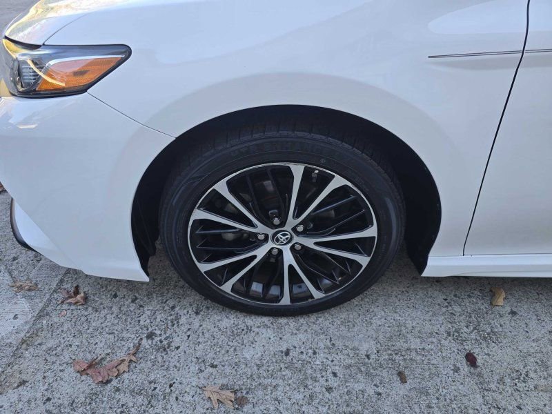 Used 2018 Toyota Camry SE image 9