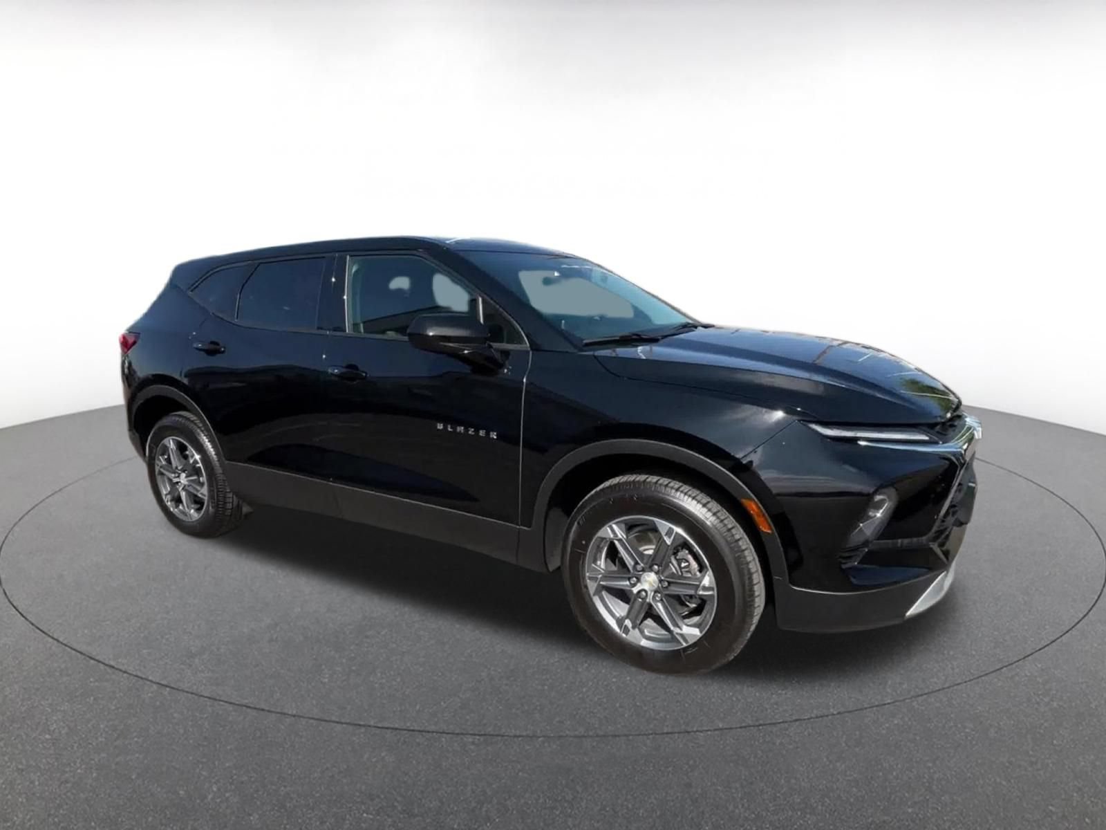 Used 2025 Chevrolet Blazer LT FWD image 2