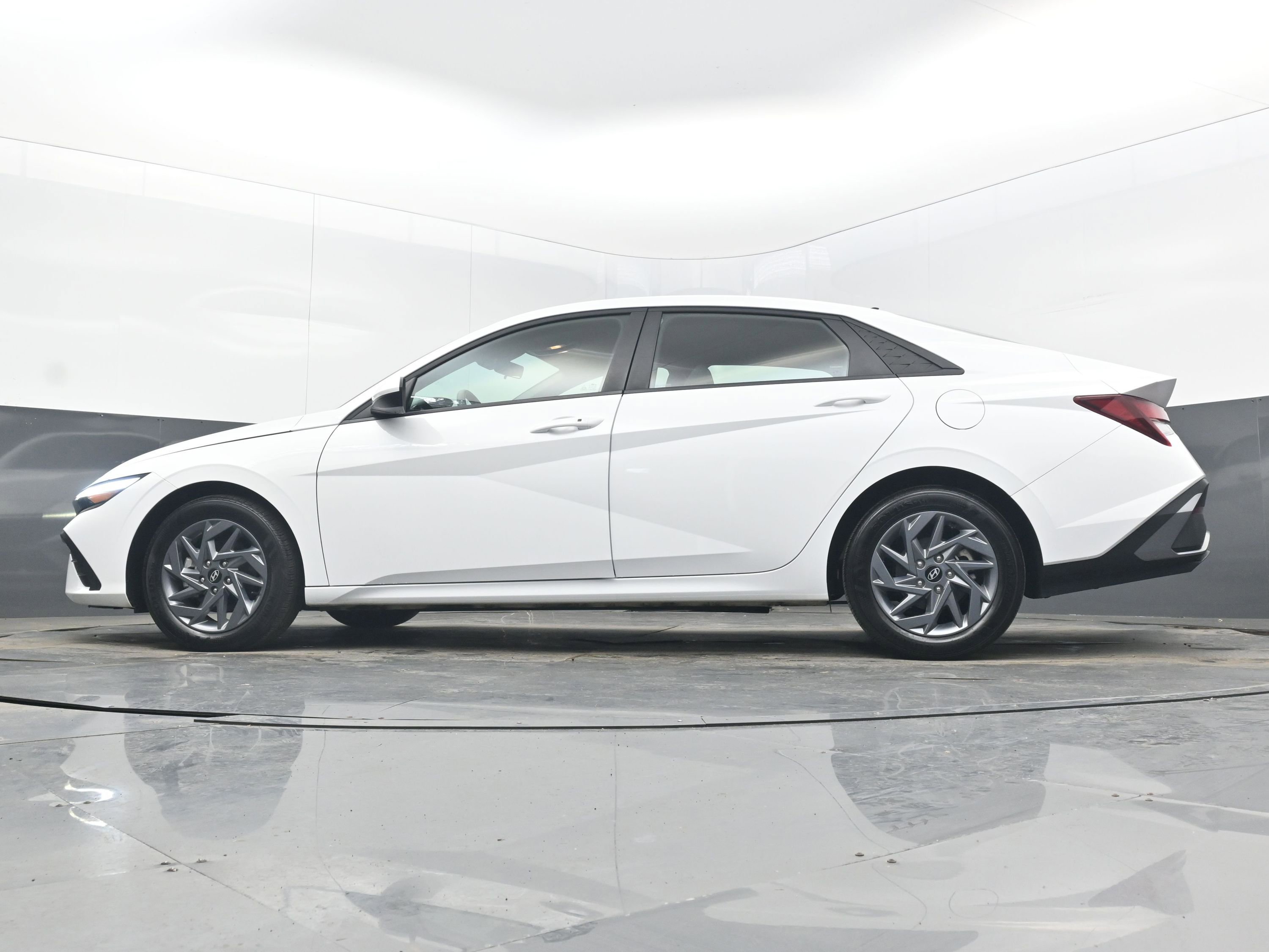 Used 2024 Hyundai Elantra SEL image 39