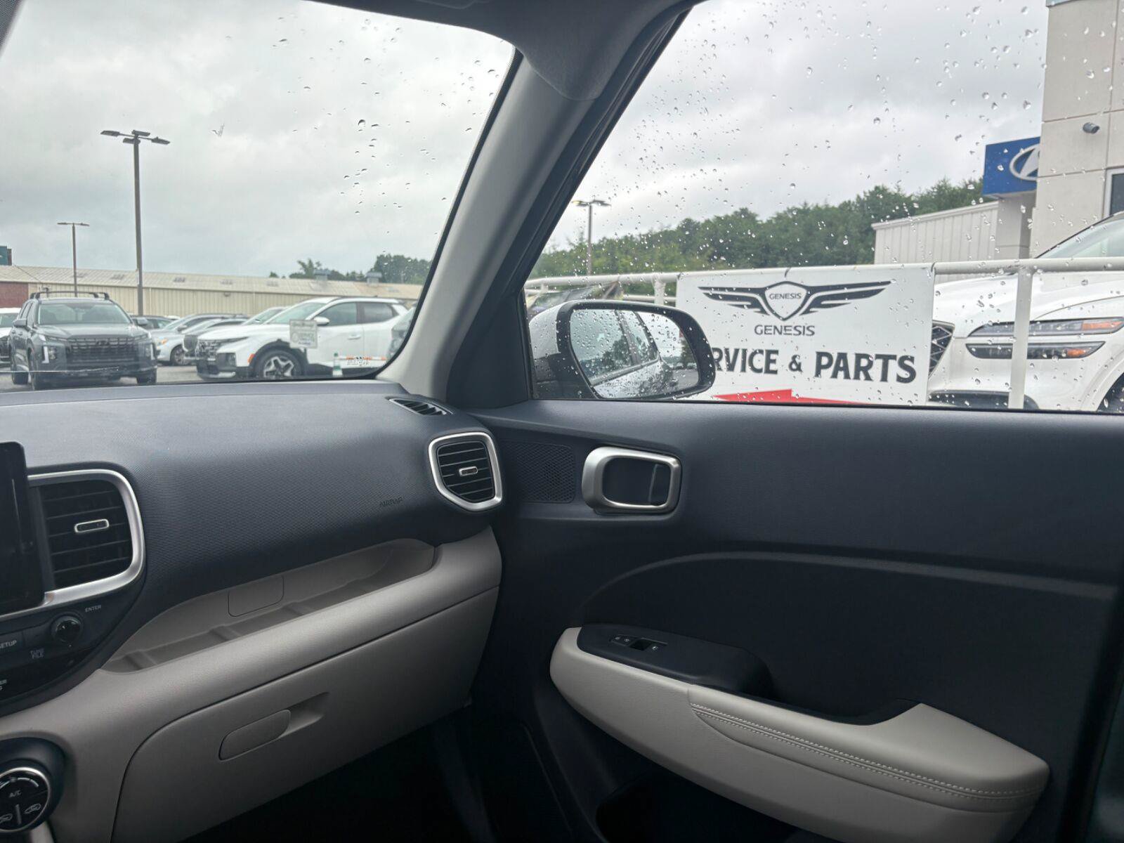 Used 2025 Hyundai Venue Limited FWD image 23