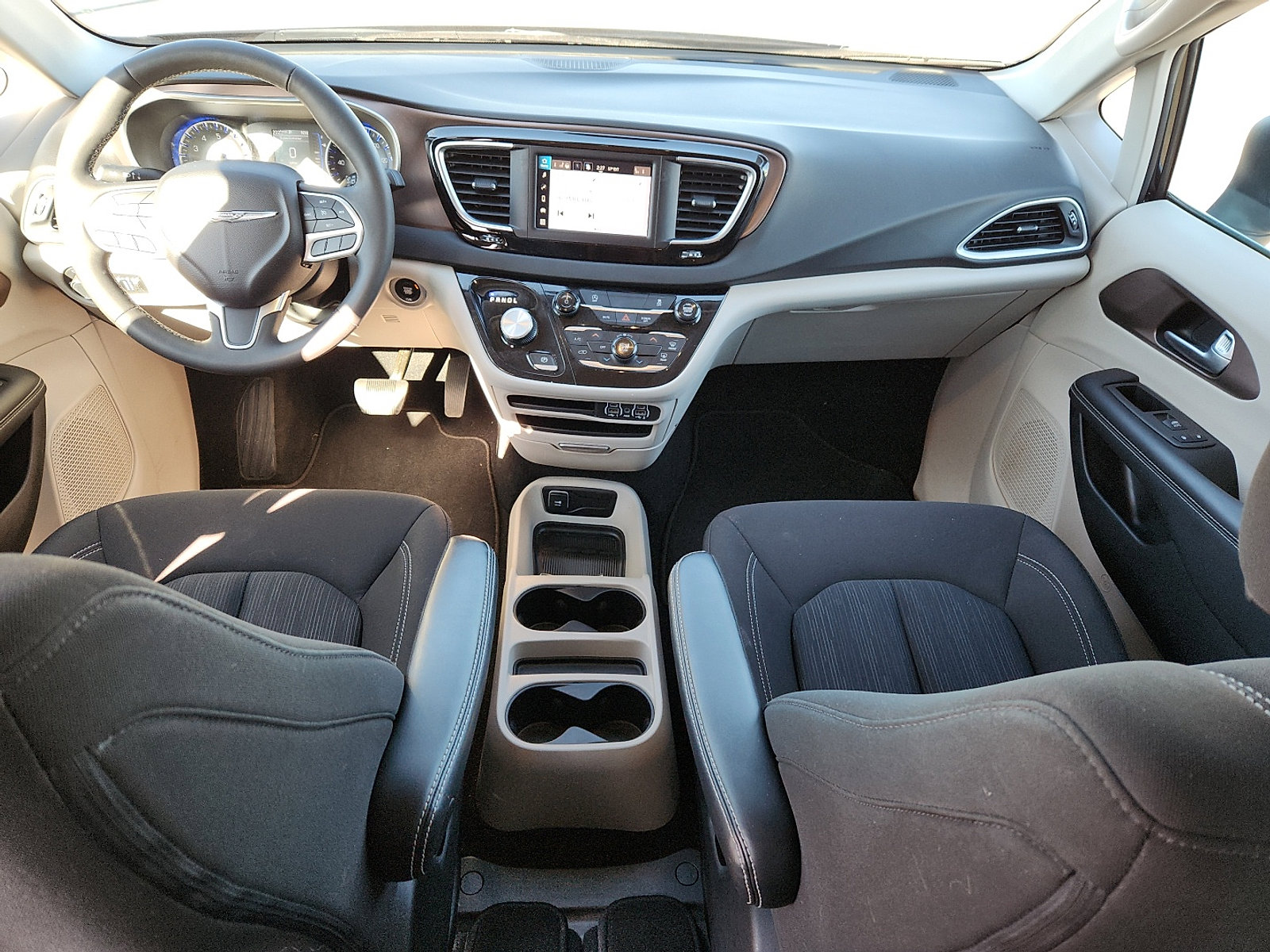 Used 2024 Chrysler Voyager LX image 11