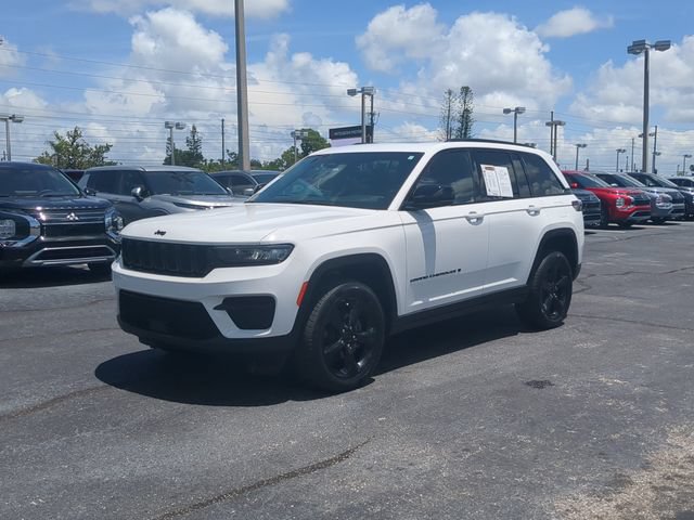 Used 2023 Jeep Grand Cherokee Altitude RWD image 2