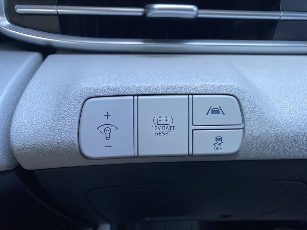 Certified 2022 Hyundai Elantra Limited w/ Cargo Package image 24