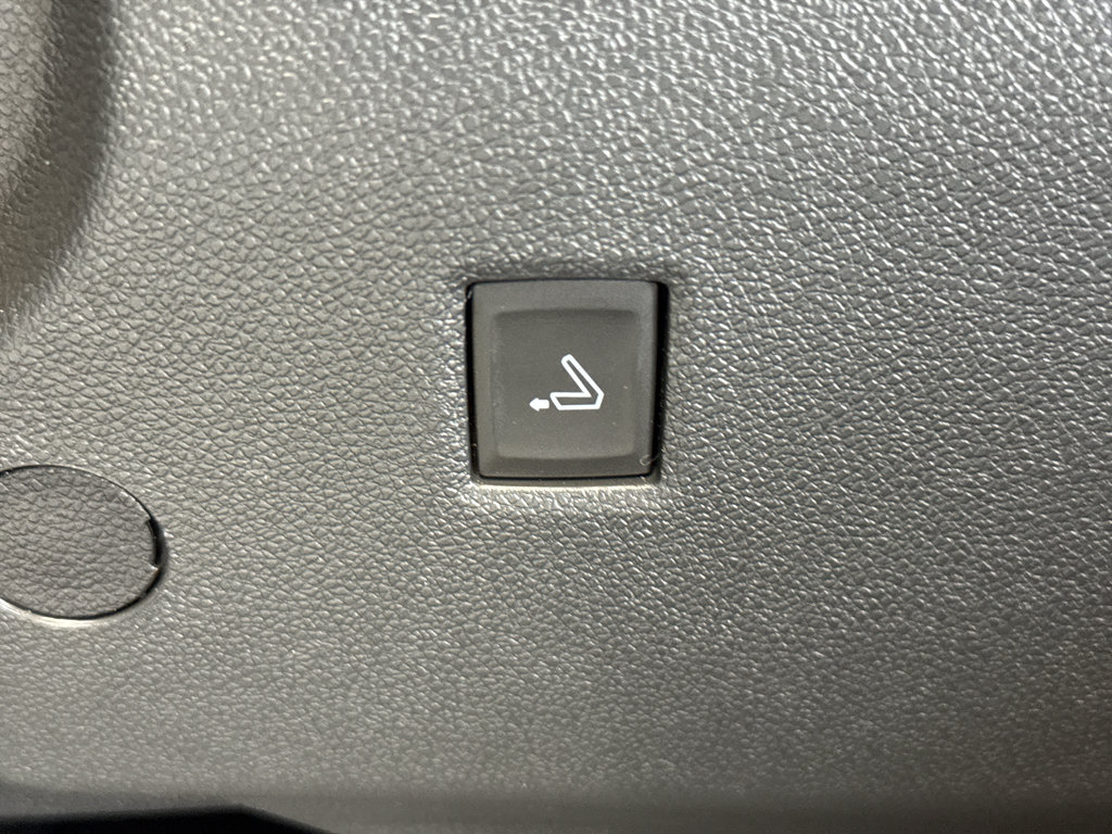 Used 2025 Chevrolet Traverse RS image 14