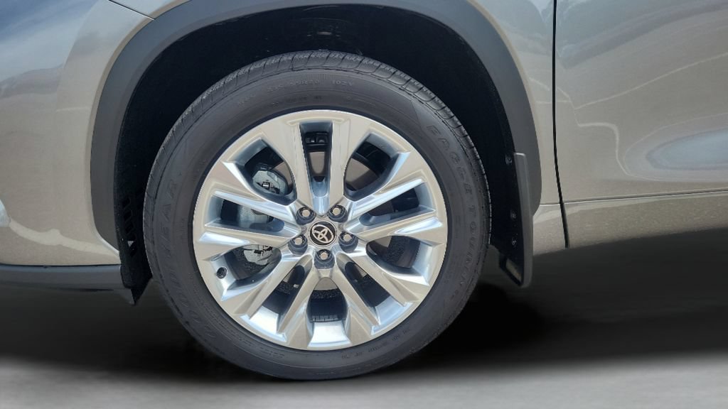 Certified 2026 Toyota Highlander Limited AWD/4WD image 26