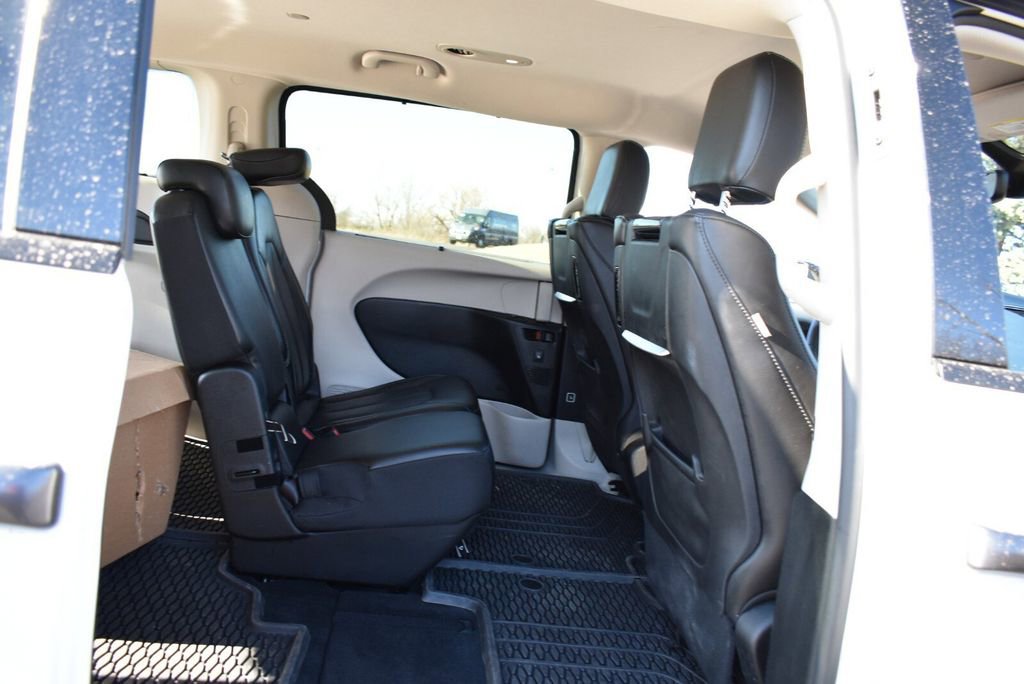 Used 2024 Chrysler Pacifica Touring-L w/ Uconnect Theater Family Group image 30