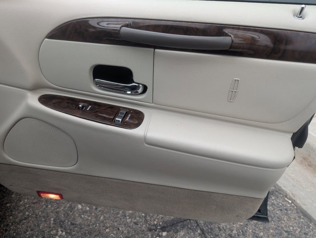 Used 1999 Lincoln Town Car Executive image 30