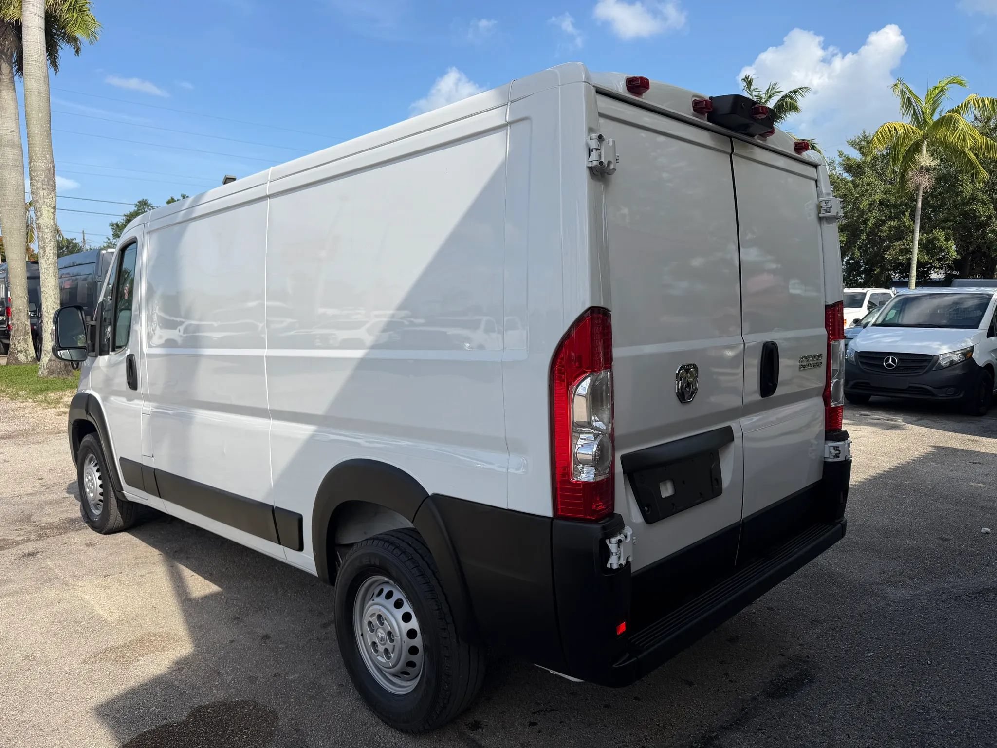 Used 2025 RAM ProMaster 2500 w/ Convenience Group FWD image 3