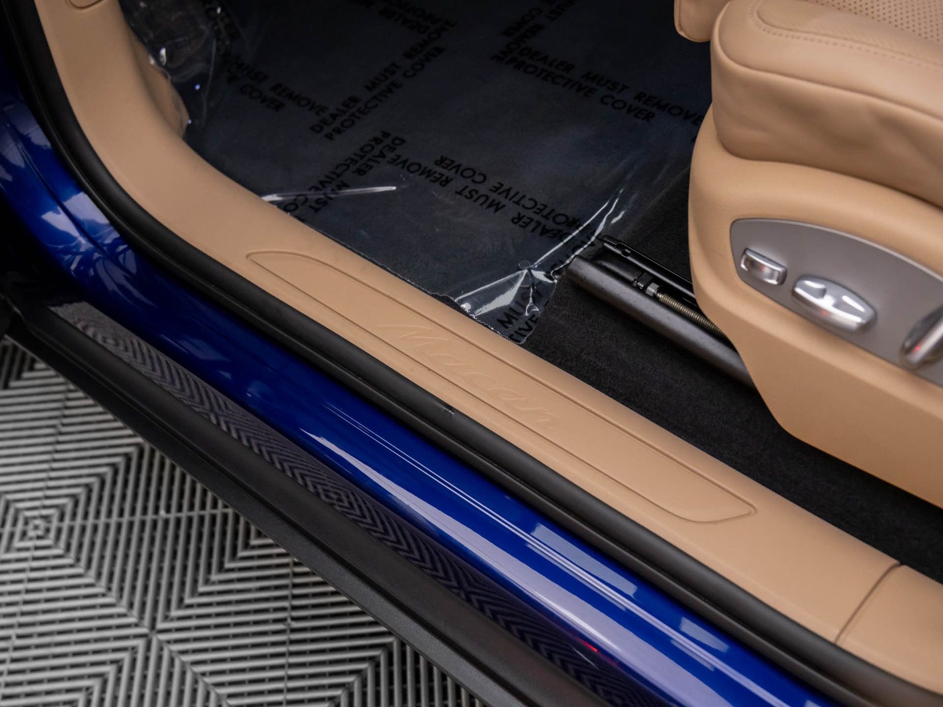 Certified 2025 Porsche Macan image 16