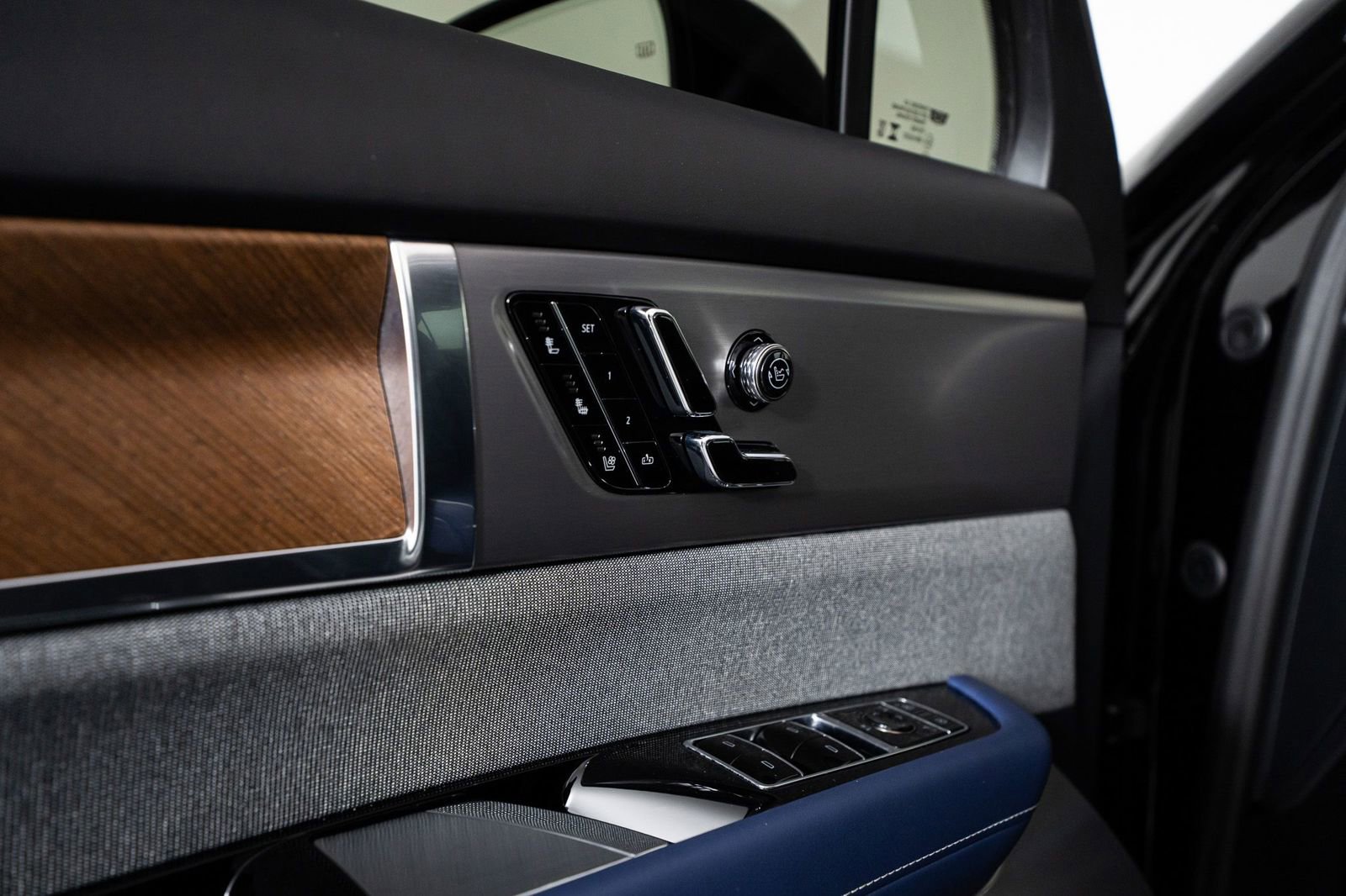 Used 2026 Cadillac Vistiq Premium Luxury w/ LPO, Floor Liner Package AWD/4WD image 18