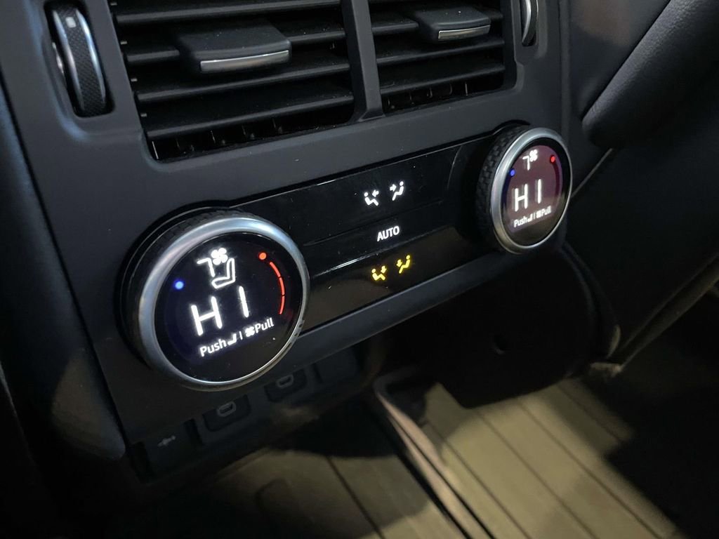 Used 2025 Land Rover Discovery S image 23