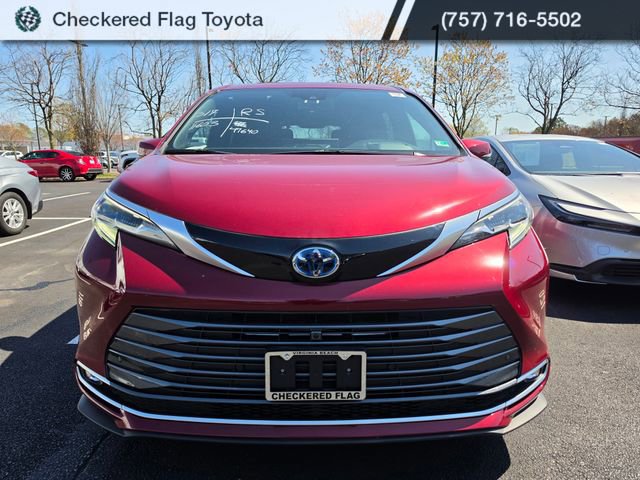 Used 2025 Toyota Sienna Platinum image 2